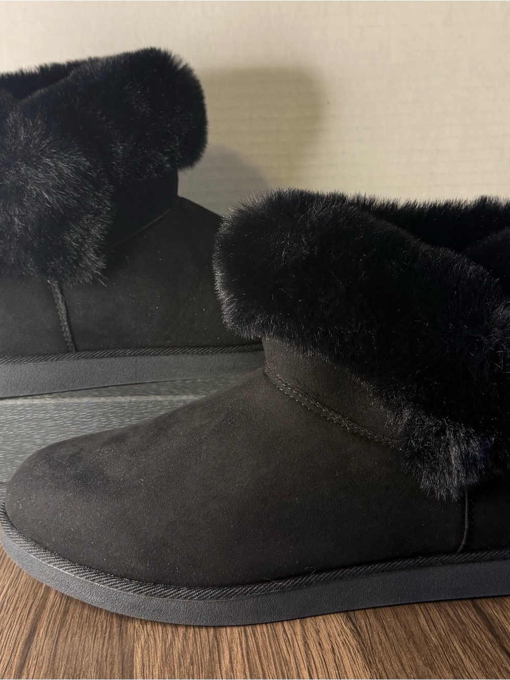 Juicy Couture Women’s Black Faux Suede Ankle Bootie Faux Fur Trim Logo US 11